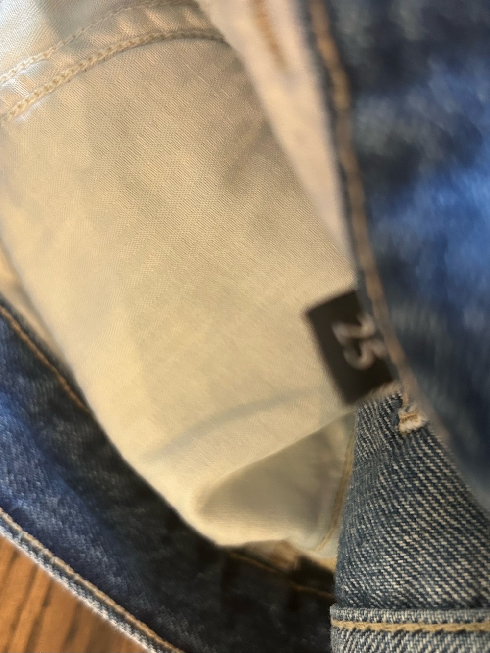 7 For All Mankind Easy Ruby Cut Off Short - Picture 6 of 11